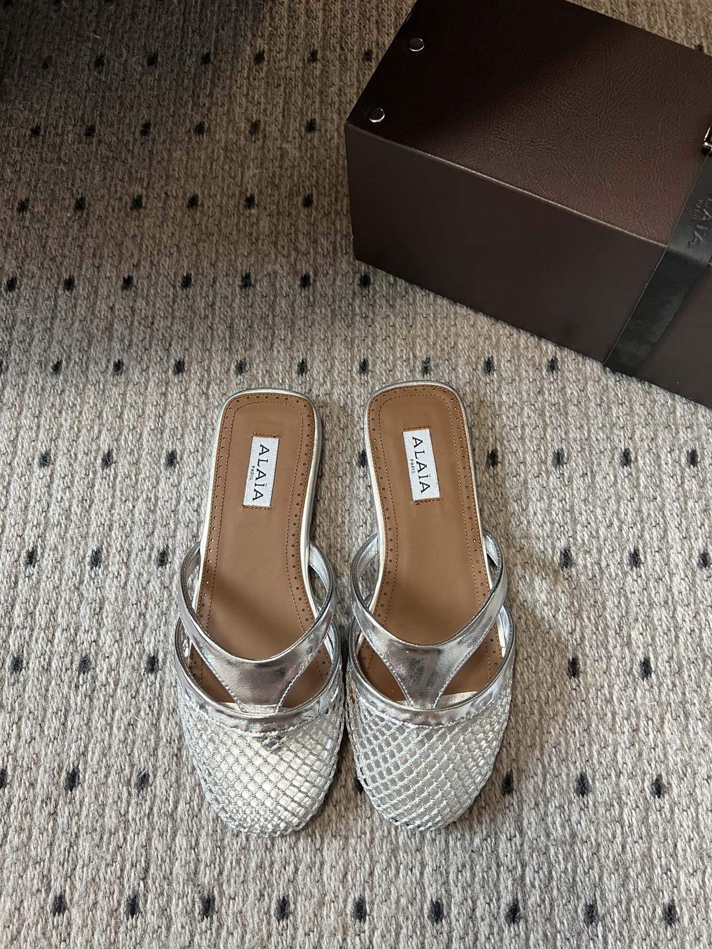 Alaia 25 Mules Planas de Red Plateada de Piel de Cordero 303712