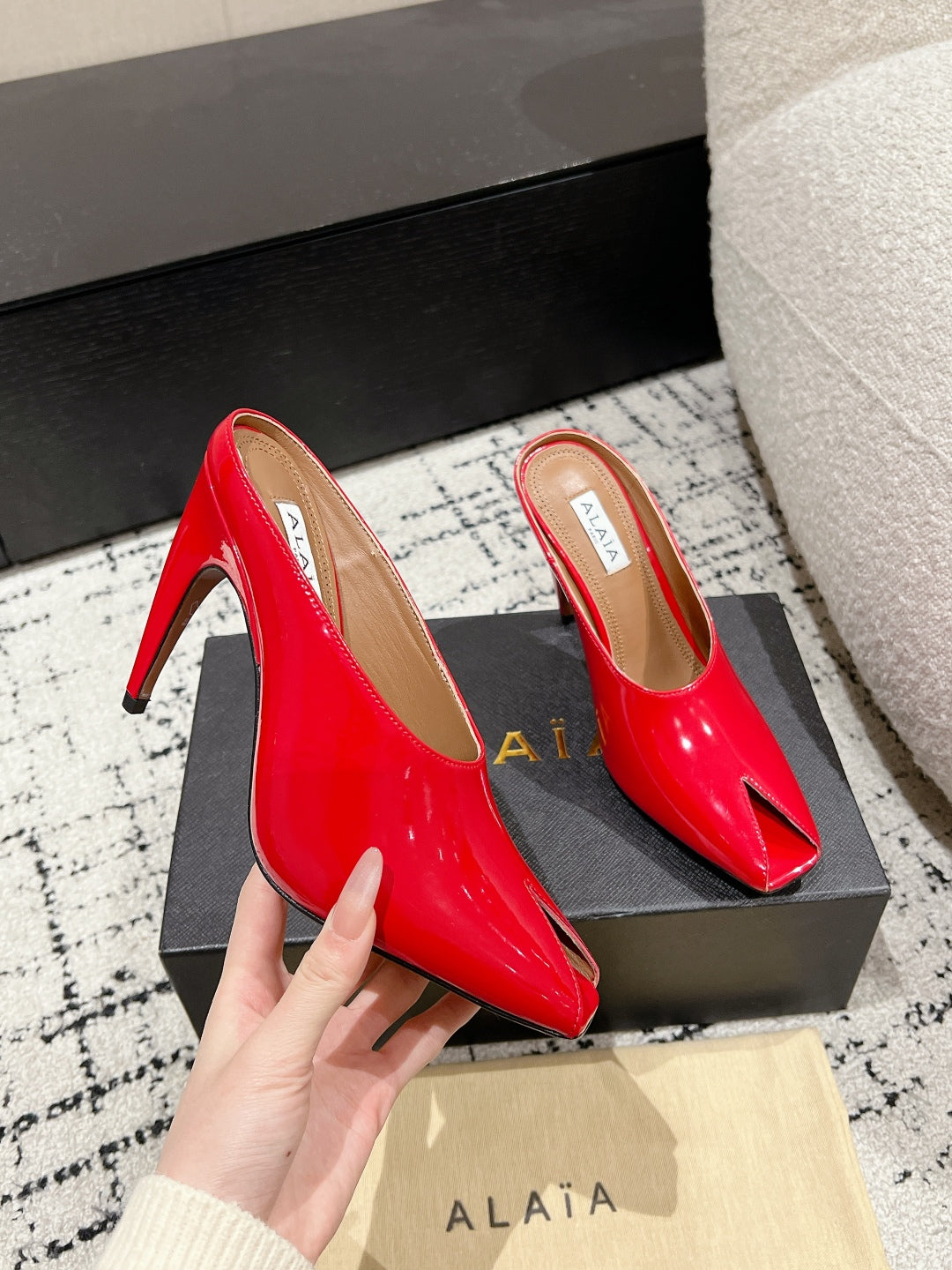 Alaia Mules de Tacón Alto con 25 Tachuelas en Piel de Cordero Roja 293183