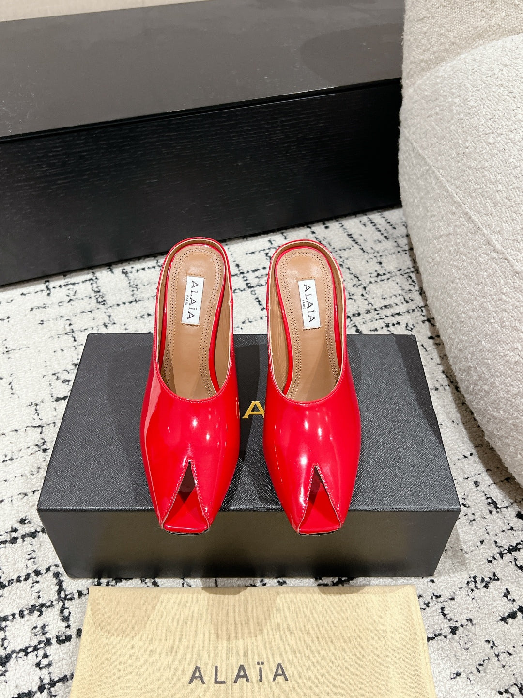 Alaia Mules de Tacón Alto con 25 Tachuelas en Piel de Cordero Roja 293183