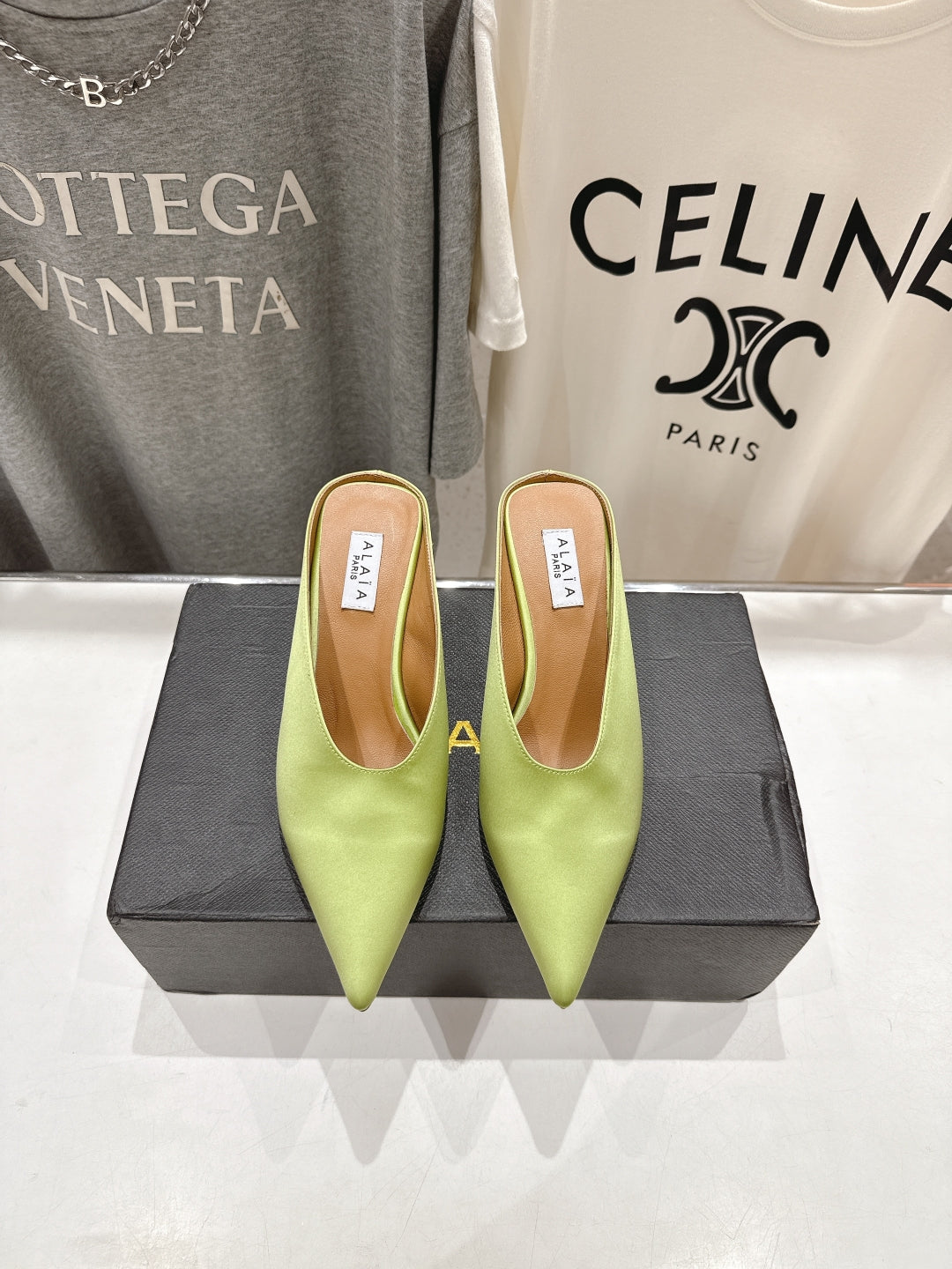 Alaia 25 Mules de Cuña en Seda Verde Aguacate y Piel de Oveja 300085