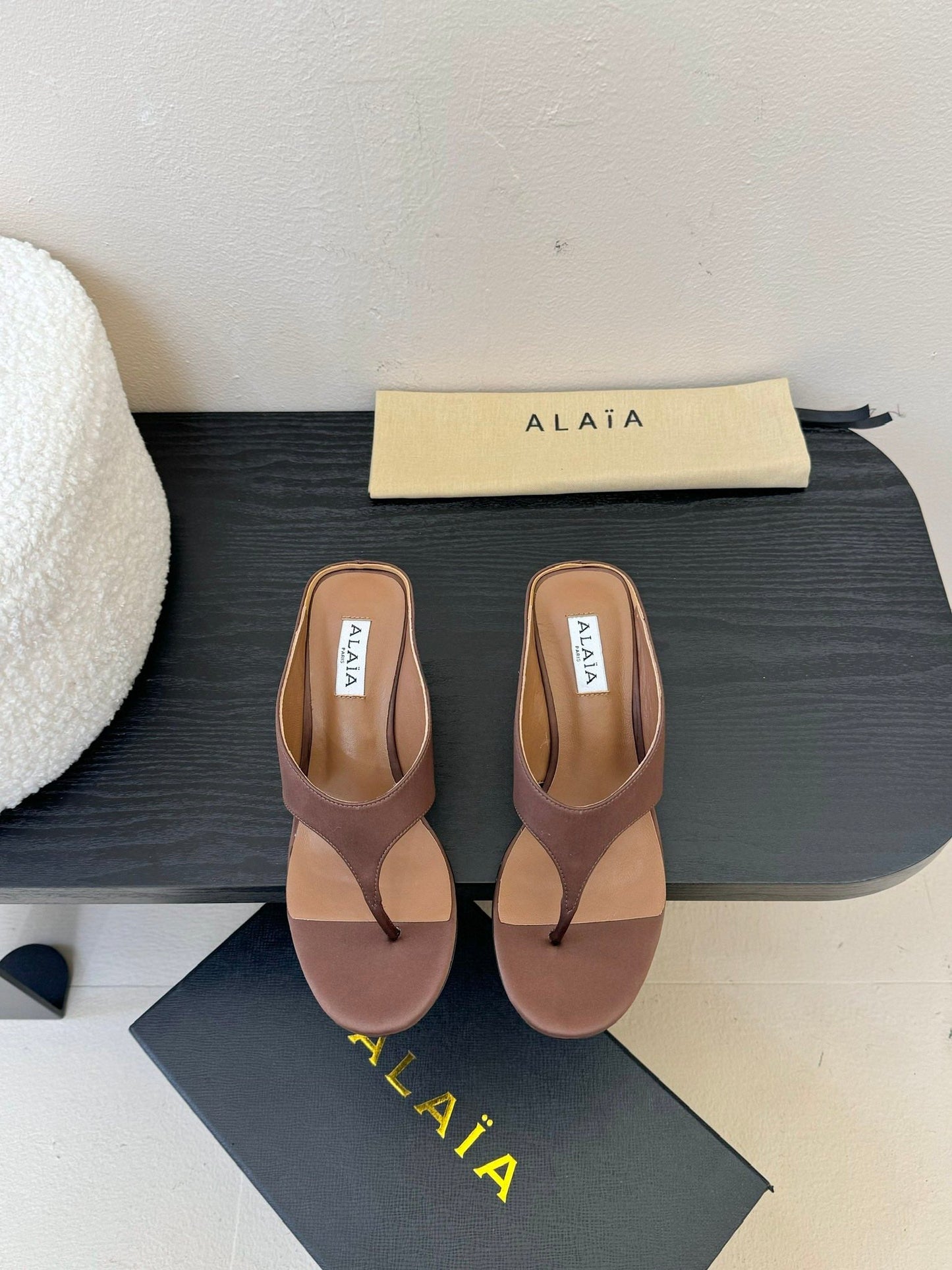 Alaia 25 Cube Mules de Tira Marrón de Satén y Piel de Oveja 297040