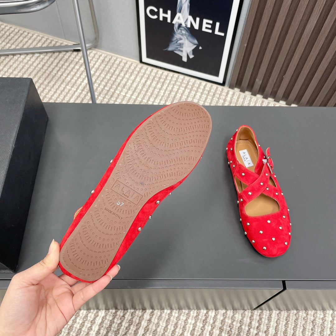 Alaia 2025 Bailarinas Cruzadas con Tachuelas de Ante Rojo 293214