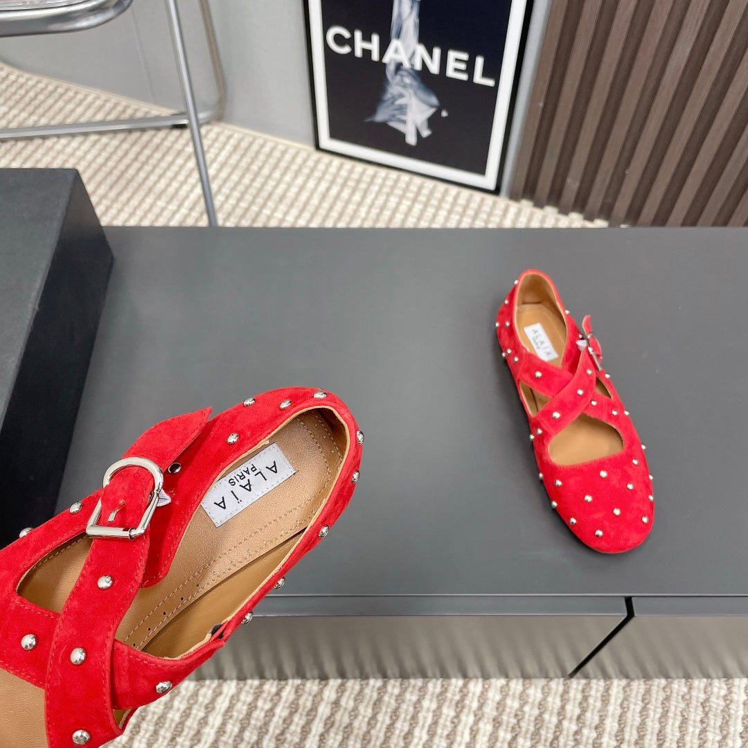 Alaia 2025 Bailarinas Cruzadas con Tachuelas de Ante Rojo 293214