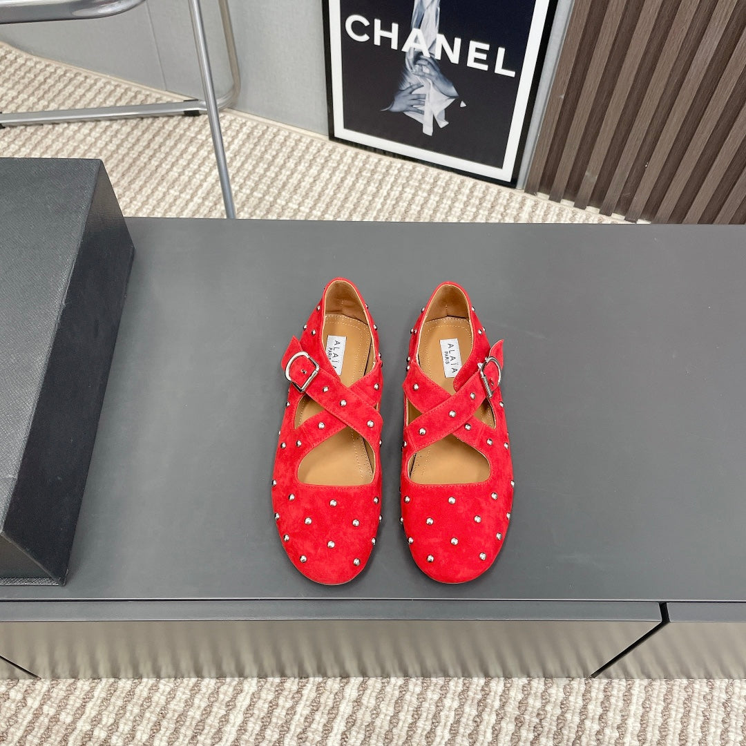 Alaia 2025 Bailarinas Cruzadas con Tachuelas de Ante Rojo 293214
