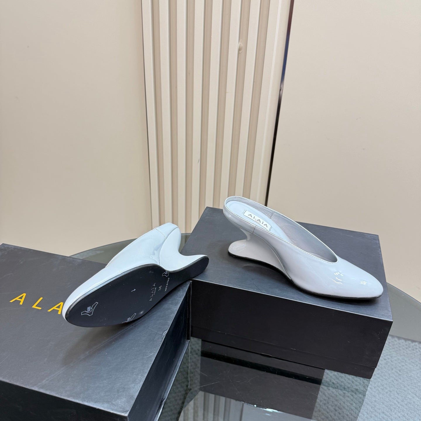 Alaia 2025 Mules de Cuña Curve en Piel de Cordero Marfil 299671