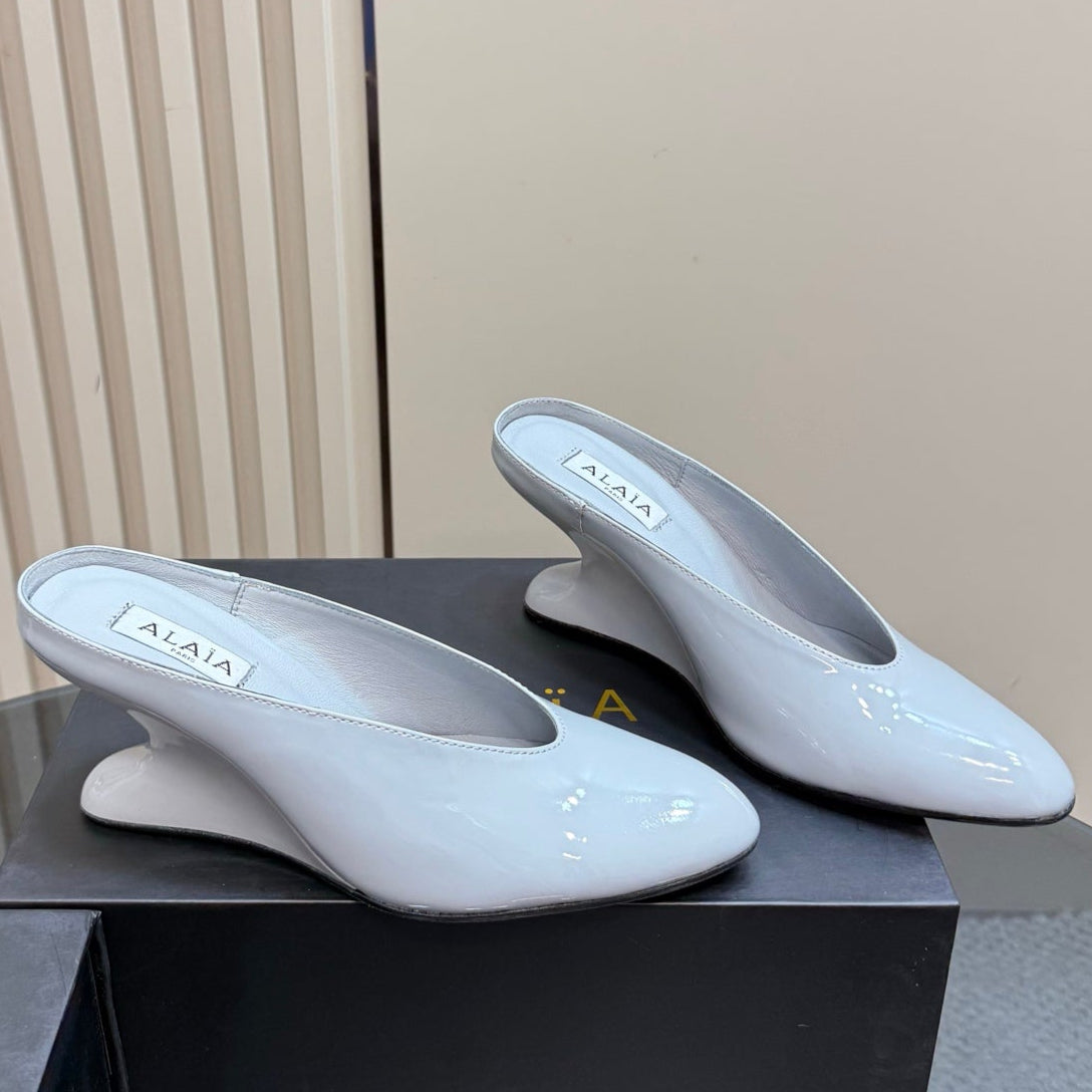 Alaia 2025 Mules de Cuña Curve en Piel de Cordero Marfil 299671