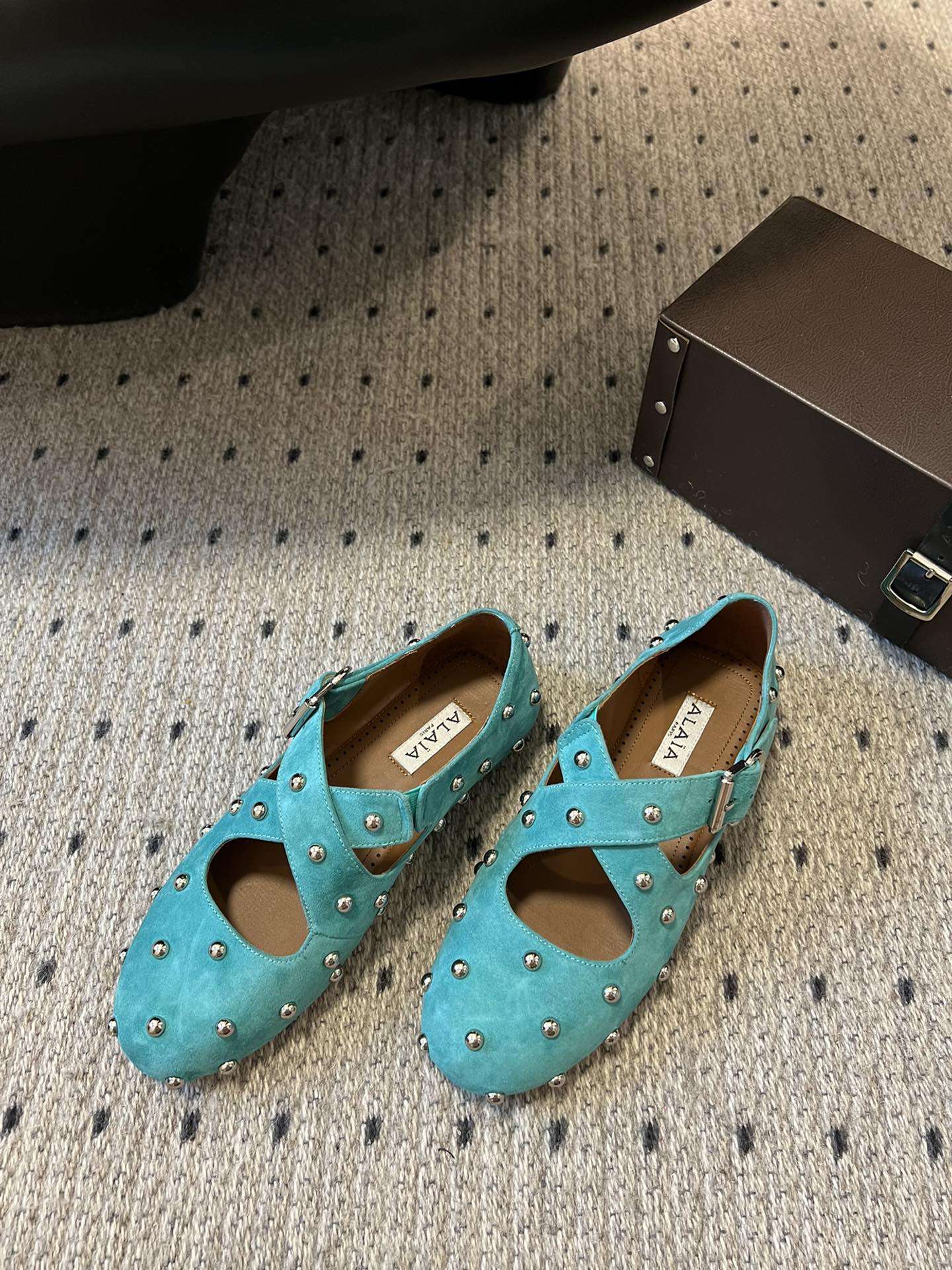 Alaia Bailarinas 25 con diseño cruzado y tachuelas en ante verde laguna piel de oveja 303692
