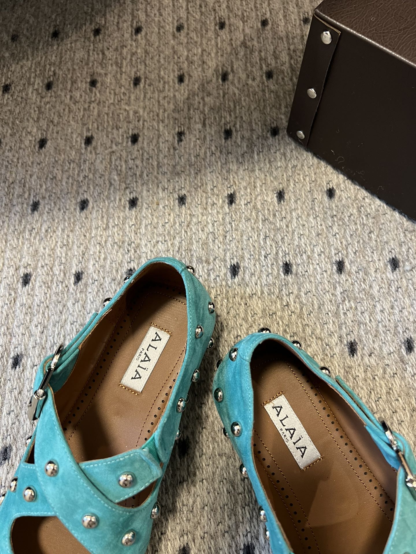 Alaia Bailarinas 25 con diseño cruzado y tachuelas en ante verde laguna piel de oveja 303692