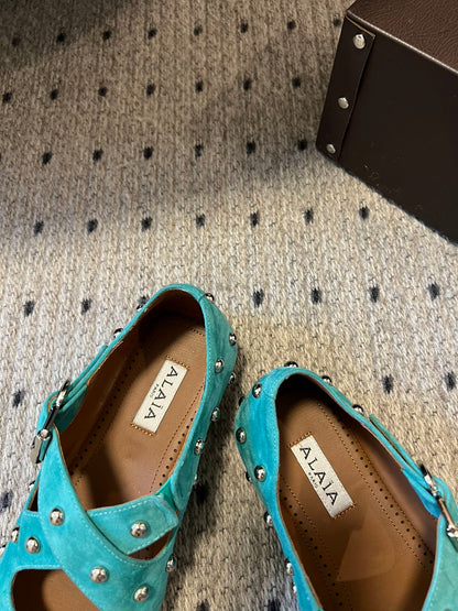 Alaia Bailarinas 25 con diseño cruzado y tachuelas en ante verde laguna piel de oveja 303692