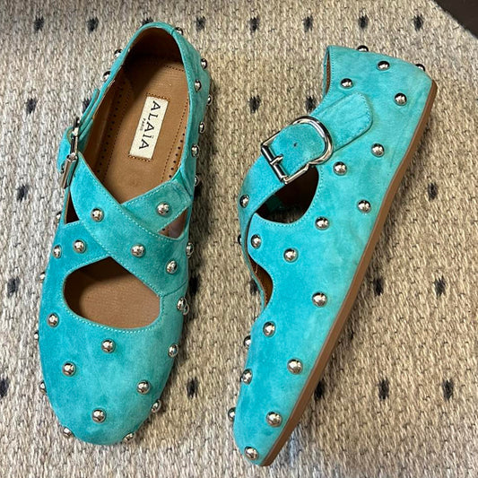 Alaia Bailarinas 25 con diseño cruzado y tachuelas en ante verde laguna piel de oveja 303692