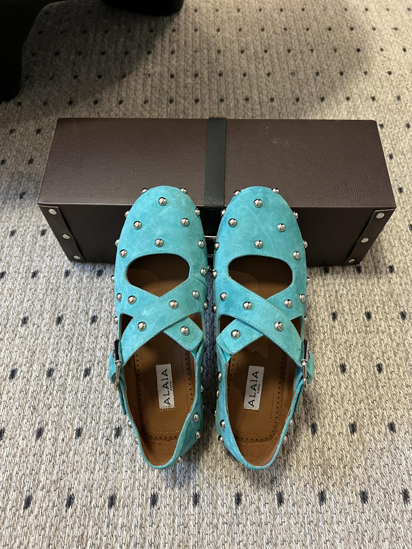 Alaia Bailarinas 25 con diseño cruzado y tachuelas en ante verde laguna piel de oveja 303692