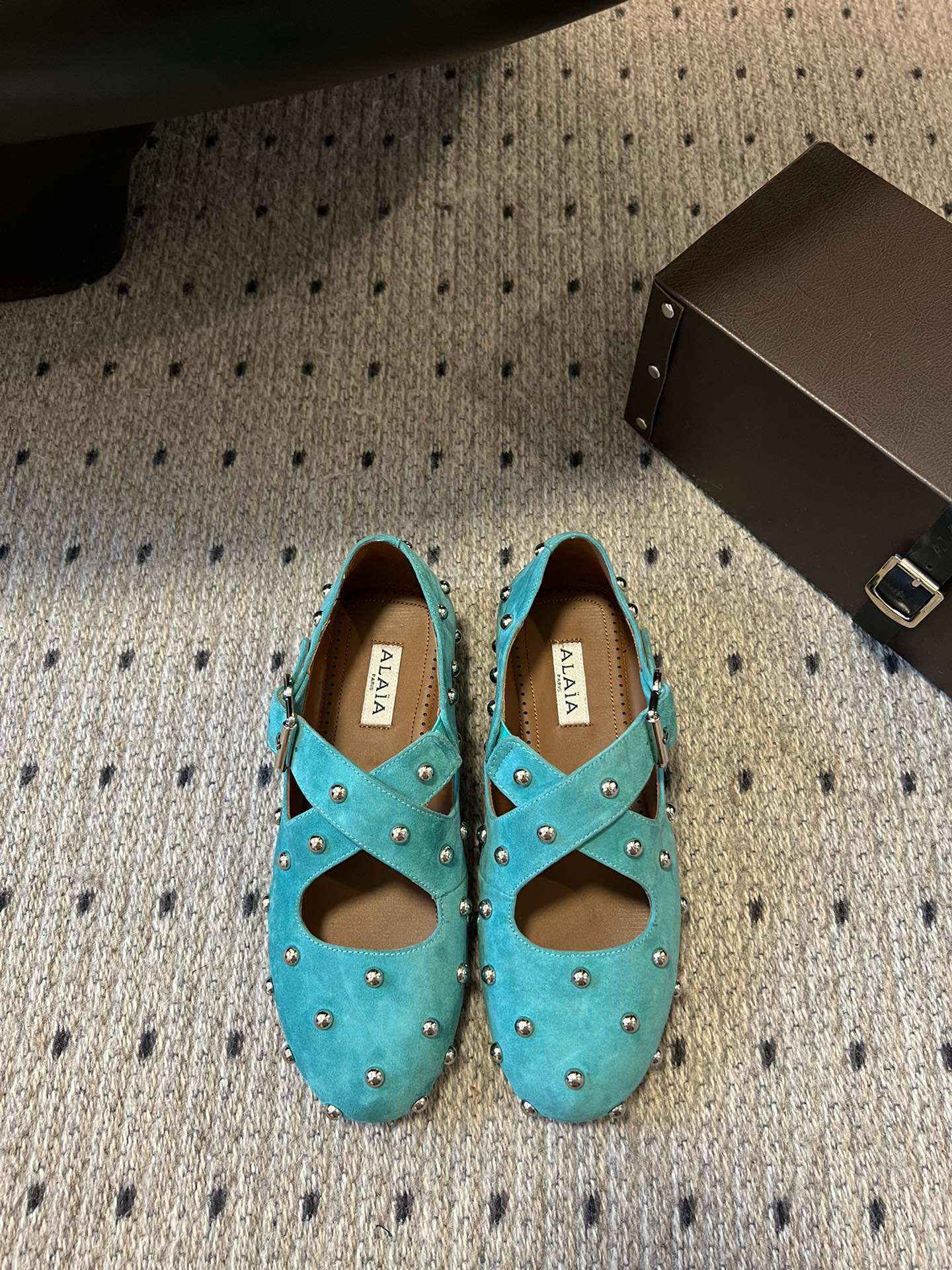 Alaia Bailarinas 25 con diseño cruzado y tachuelas en ante verde laguna piel de oveja 303692
