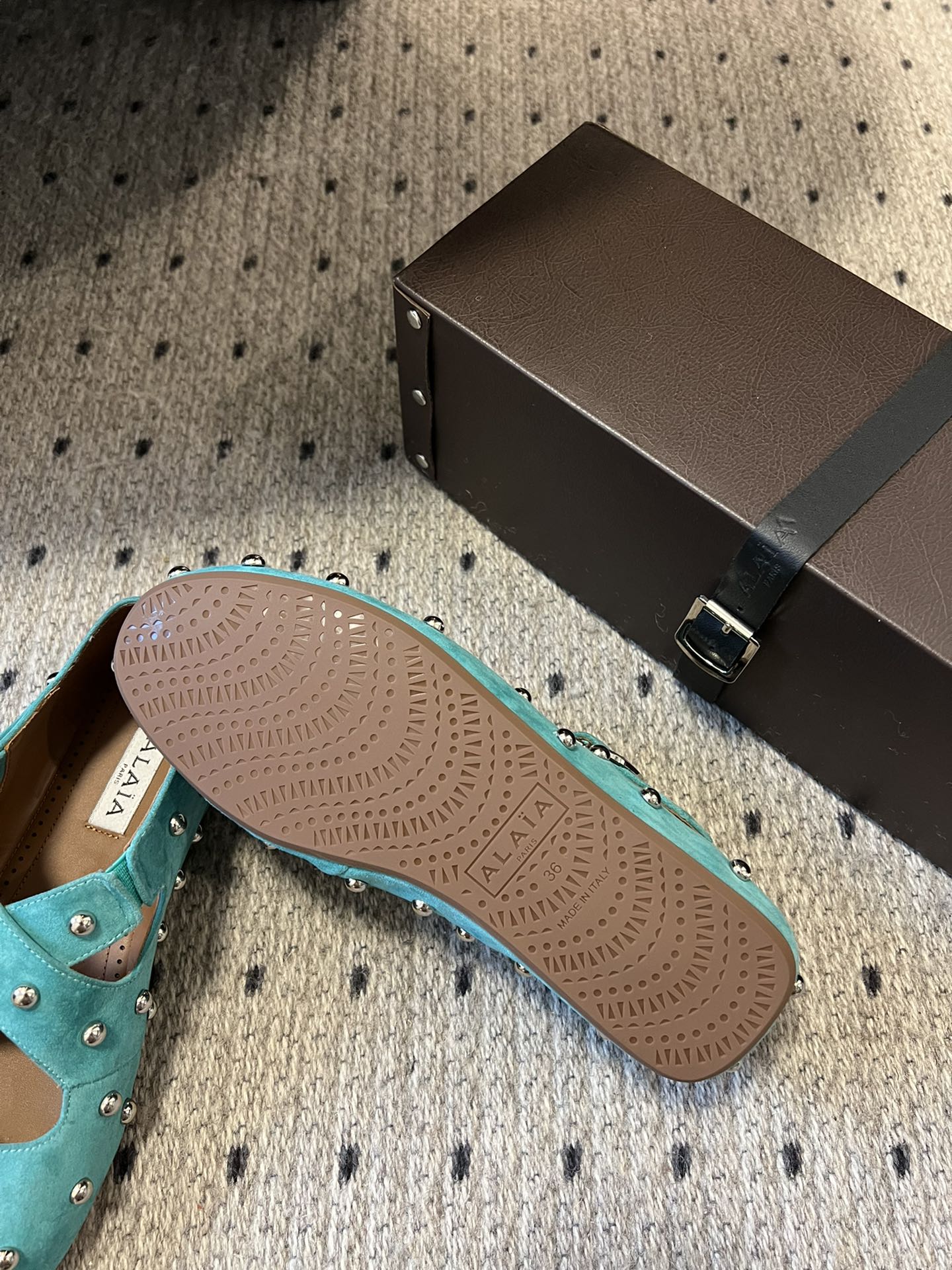 Alaia Bailarinas 25 con diseño cruzado y tachuelas en ante verde laguna piel de oveja 303692