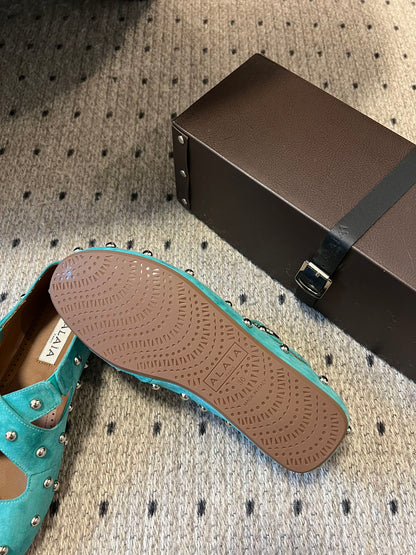 Alaia Bailarinas 25 con diseño cruzado y tachuelas en ante verde laguna piel de oveja 303692