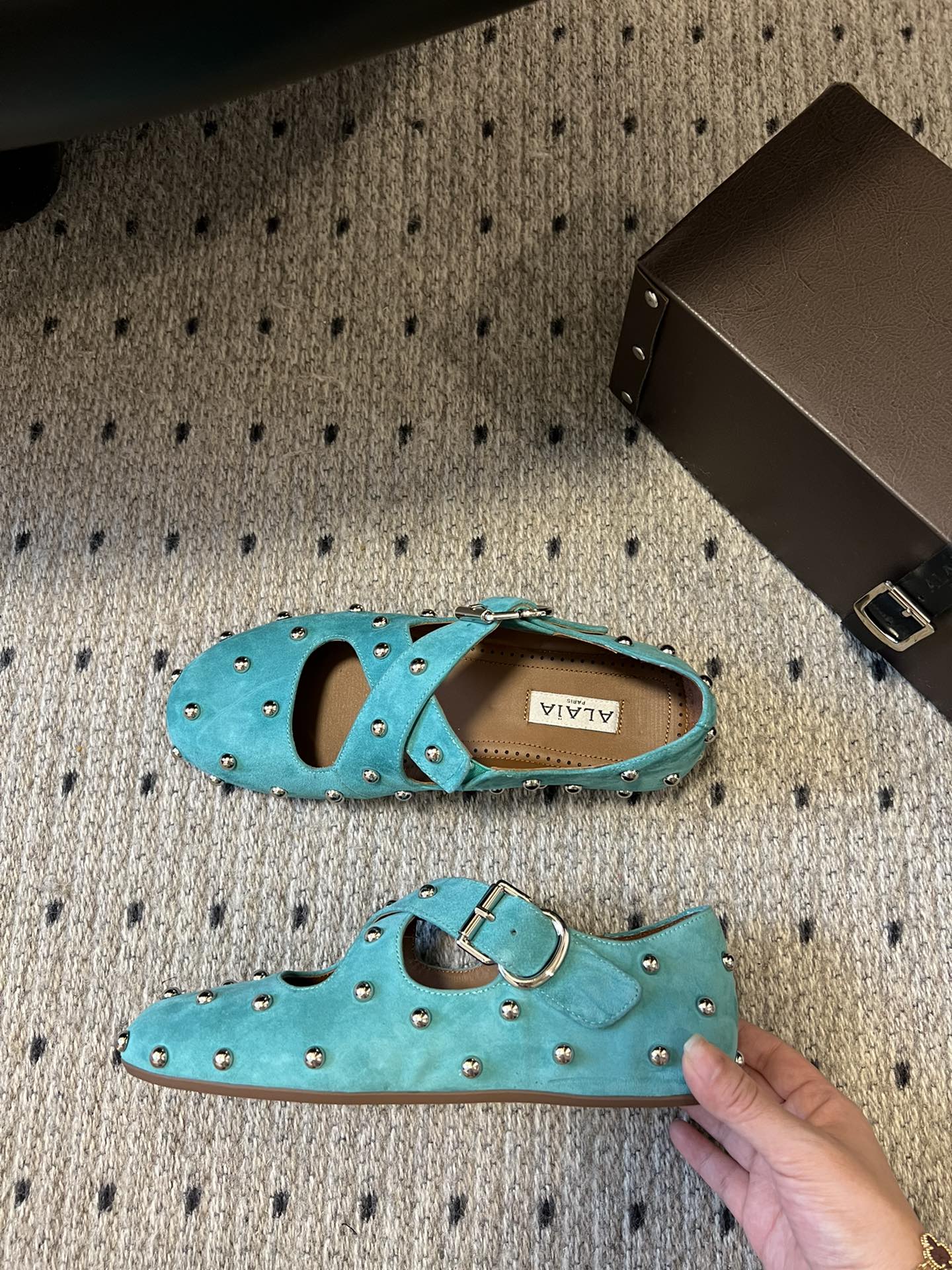 Alaia Bailarinas 25 con diseño cruzado y tachuelas en ante verde laguna piel de oveja 303692