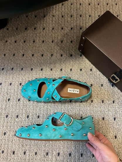Alaia Bailarinas 25 con diseño cruzado y tachuelas en ante verde laguna piel de oveja 303692