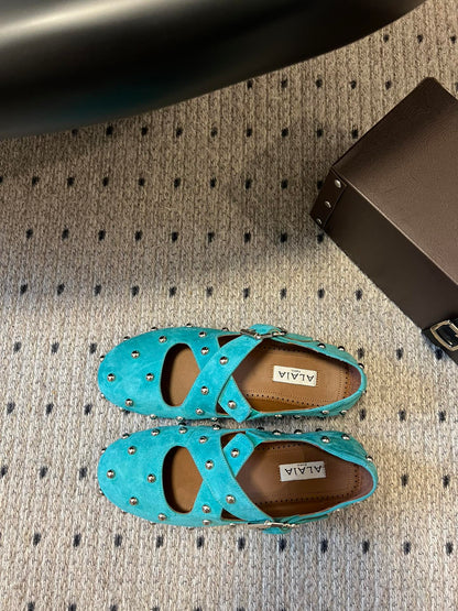 Alaia Bailarinas 25 con diseño cruzado y tachuelas en ante verde laguna piel de oveja 303692