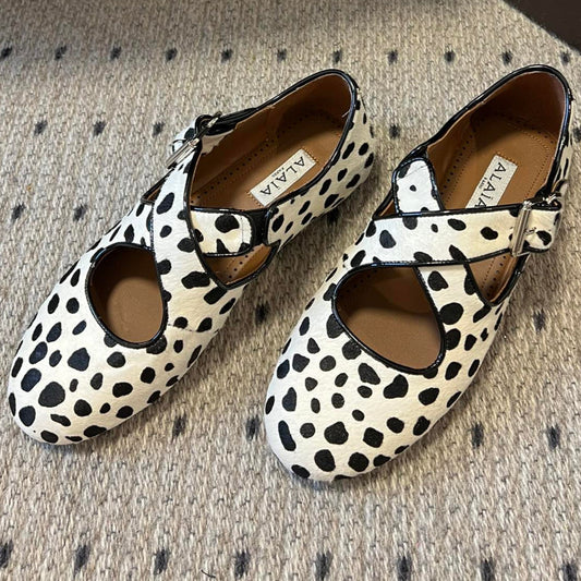 Alaia Bailarinas con Tachuelas y Correas Cruzadas de Ante y Piel de Oveja en Blanco y Negro 25 303694