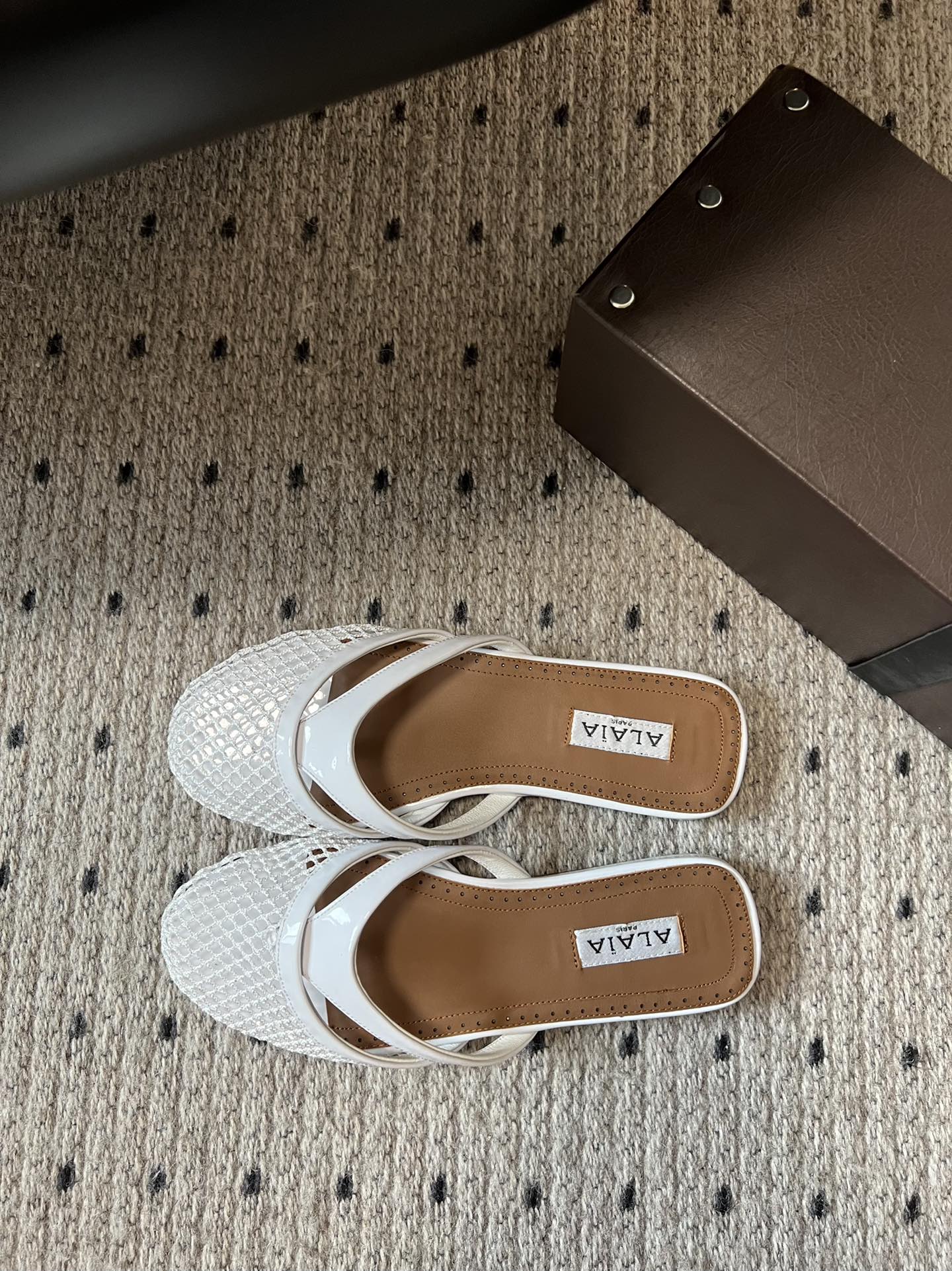 Alaia 25 Mules Planos de Red Infradito de Piel de Cordero Blanca 303706