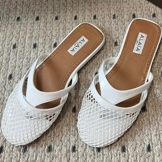 Alaia 25 Mules Planos de Red Infradito de Piel de Cordero Blanca 303706