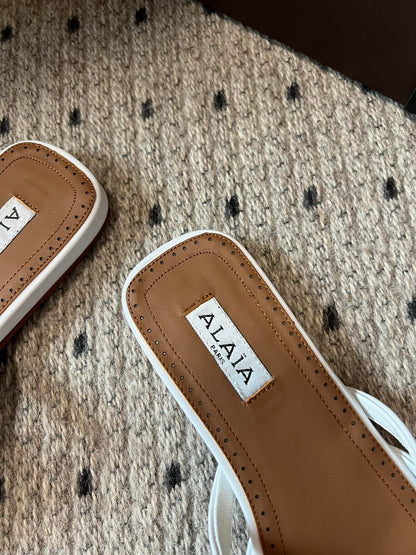 Alaia 25 Mules Planos de Red Infradito de Piel de Cordero Blanca 303706