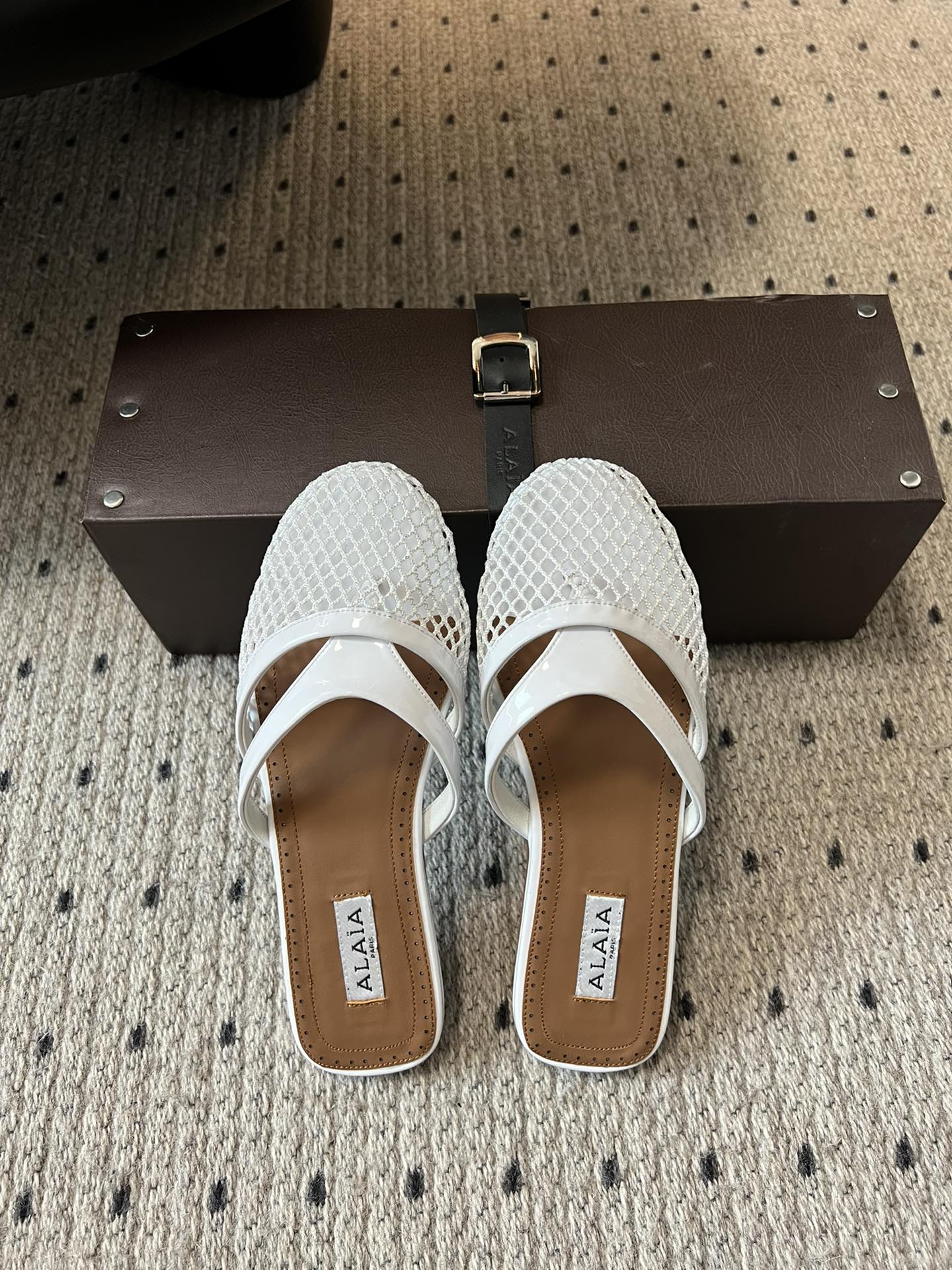 Alaia 25 Mules Planos de Red Infradito de Piel de Cordero Blanca 303706