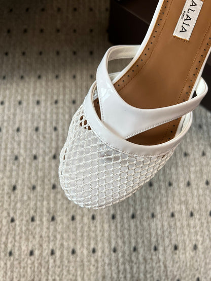 Alaia 25 Mules Planos de Red Infradito de Piel de Cordero Blanca 303706