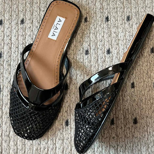 Alaia 25 Mules Planas de Red Infradito de Piel de Cordero Negra 303708