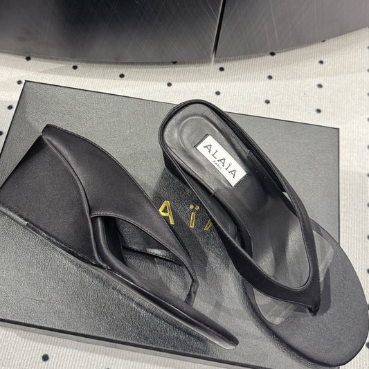 Alaia 25 Cube Mules de Tira Negra de Piel de Oveja 296090
