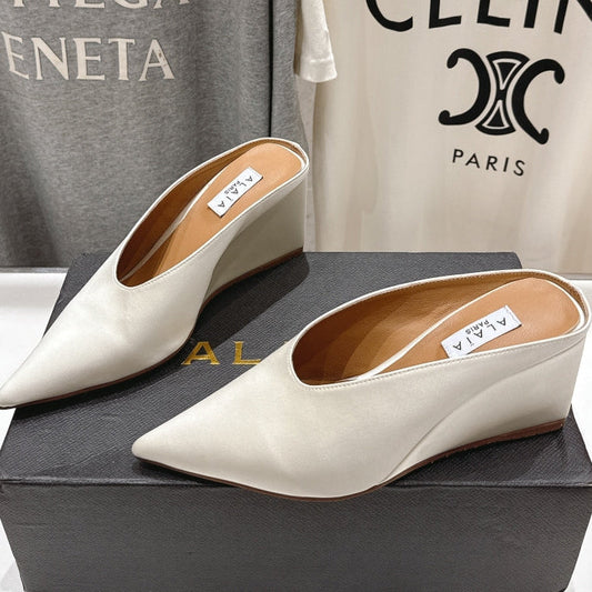 Alaia 25 Mules de Cuña de Seda Marfil y Piel de Oveja 300080