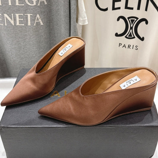 Alaia 25 Mules de Cuña Marrón de Seda y Piel de Oveja 300083