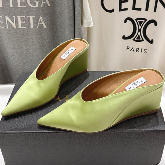 Alaia 25 Mules de Cuña en Seda Verde Aguacate y Piel de Oveja 300085