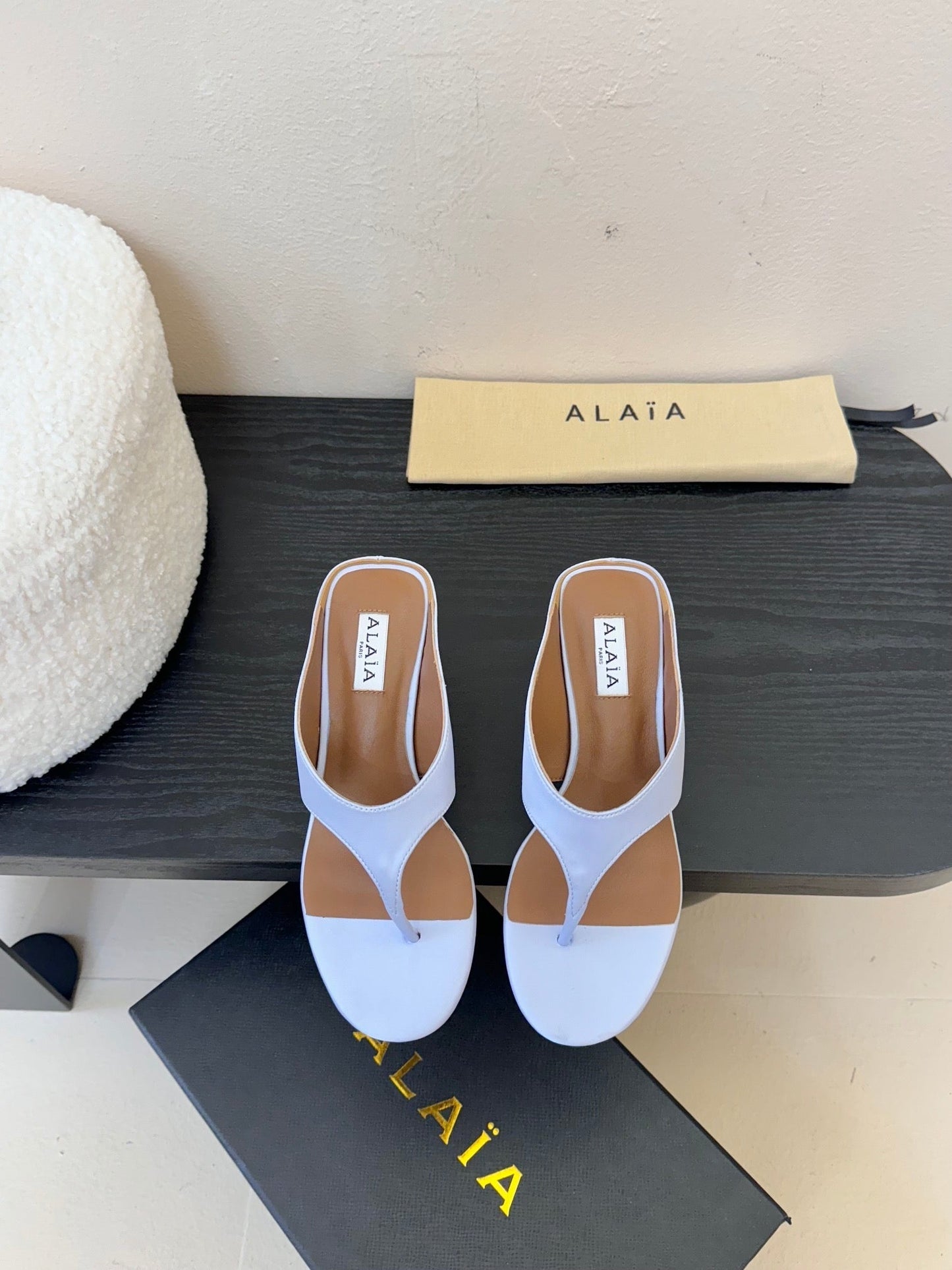 Alaia 25 Mules de Tira Azul de Satén y Piel de Oveja 297038