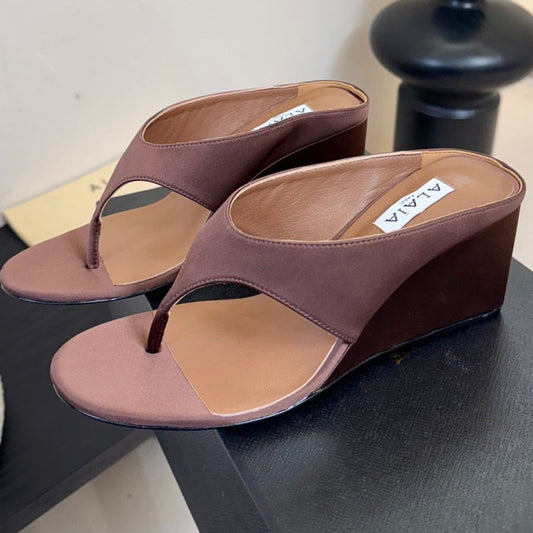 Alaia 25 Cube Mules de Tira Marrón de Satén y Piel de Oveja 297040