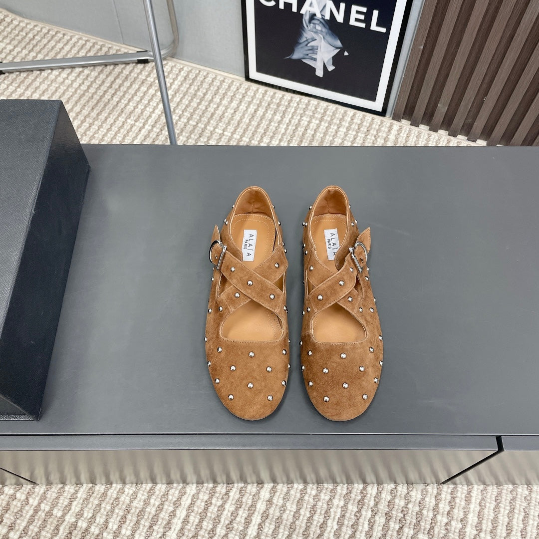 Alaia 2025 Bailarinas Cruzadas con Tachuelas Marrón Beige de Ante 293207
